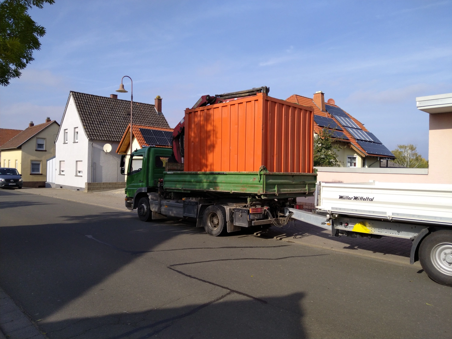 Gartenservice-kleinz belädt LKWs